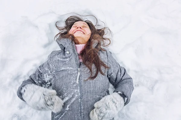Молода Жінка Лежить Снігопаді Сміється — стокове фото