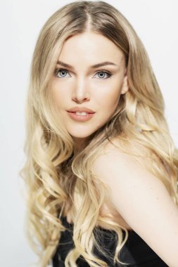 Güzel genç kadın uzun sarı saçlı, dikey portre, yakın çekim