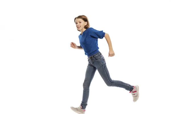 Correndo Bonito Adolescente Menina Isolado Fundo Branco — Fotografia de Stock