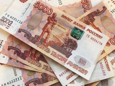 Rus parası dışarı Fanlı, üzerinde beyaz bacground izole 5 bininci notları