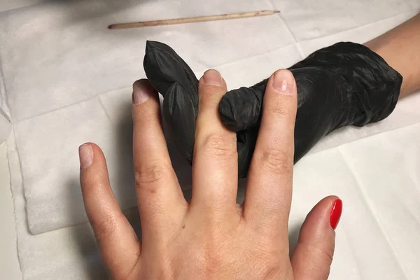 Manos Femeninas Manicura Esmalte Uñas Primer Plano —  Fotos de Stock