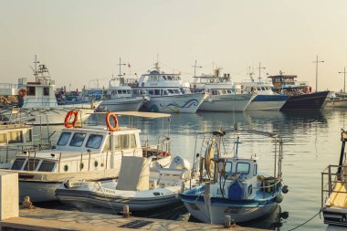 Kıbrıs, Larnaka, 09/04/2018. Marina tekne akşam güneşin ile