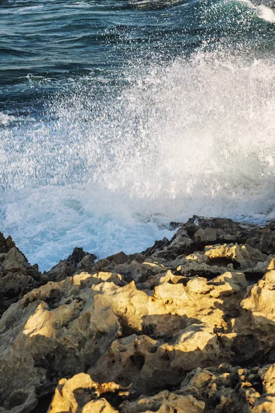 Costa Rochosa Mar Azul Turquesa Com Água Espumosa Céu Sem — Fotografia de Stock