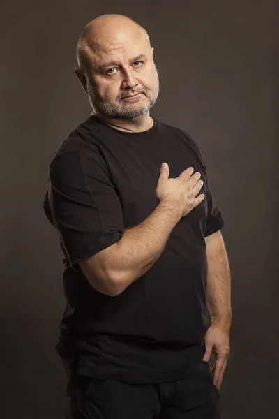 Hombre Calvo Mediana Edad Fondo Oscuro — Foto de Stock