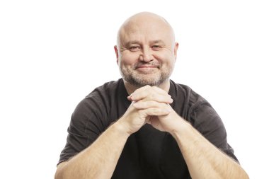 Kel orta yaşlı adam gülüyor, beyaz arka plan üzerinde izole