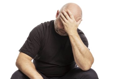 Orta yaşlı kel adam üzgün, beyaz arka plan üzerinde izole