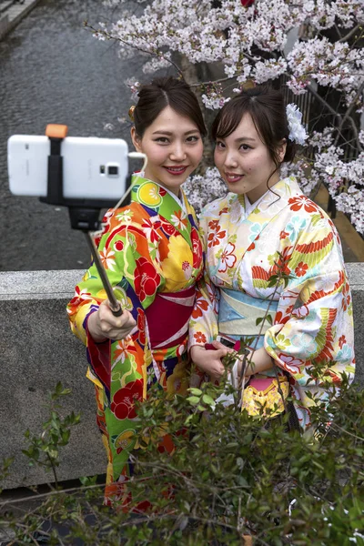 Japón Kioto 2017 Jóvenes Chicas Japonesas Kimono Tomar Una Selfie — Foto de Stock