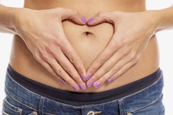 Tidig Graviditet Händerna Form Ett Hjärta Magen Närbild Isolerade Vit — Stockfoto