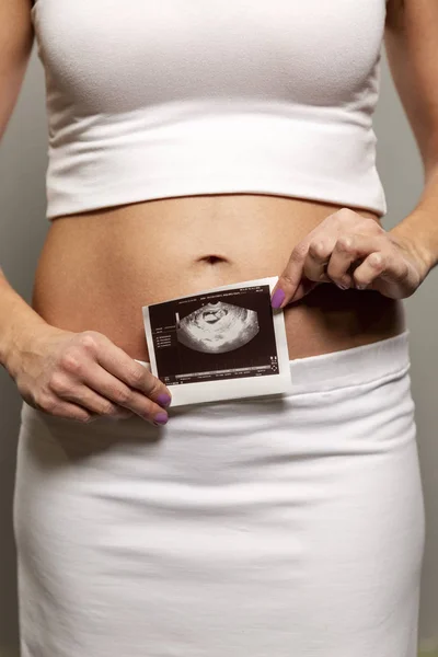 Tidig Graviditet Ultraljud Resulterar Händerna Närbild — Stockfoto