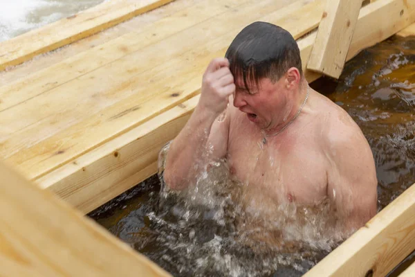 Rusya, Moskova, 01.19.2019. Epifani bayramında kışın buz deliğinde yüzmek