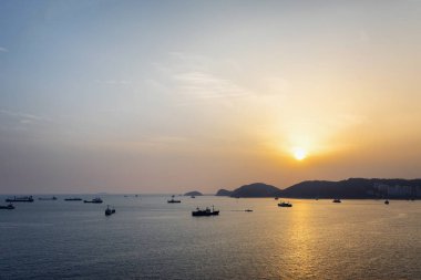 Batan güneşin deniz, gemi, Dağları, güzel bir akşam peyzaj