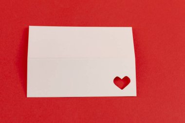 Kalp kırmızı zemin üzerine beyaz kart