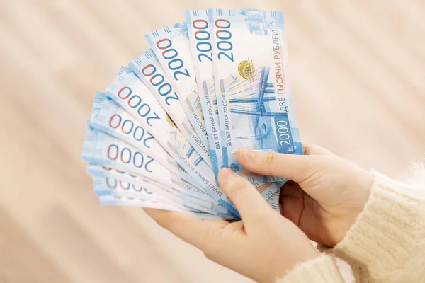 2000 Billetes Rusos Mano —  Fotos de Stock