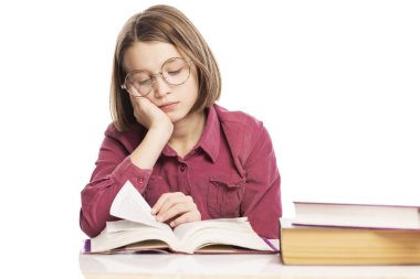 Gözlüklü genç kız dersleri, beyaz arka plan üzerinde izole öğretir