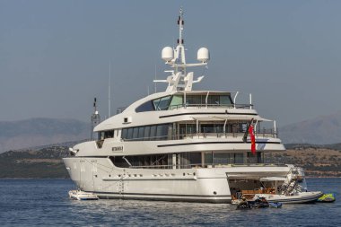 Yunanistan, Corfu, 07.17.2015. Büyük güzel mega yat deniz