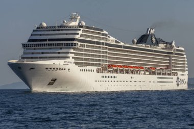 Yunanistan, Corfu, 07.17.2015. Büyük güzel cruise gemisi denizde