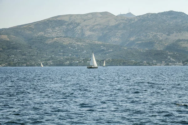 Segeljacht Meer Vor Der Kulisse Einer Wunderschönen Buckellandschaft — Stockfoto