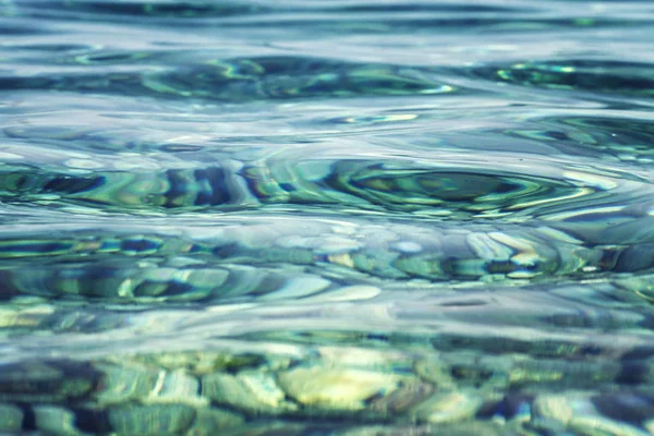Πολύχρωμο Βότσαλο Προβολή Κύμα Και Σαφή Θάλασσα Υποβρύχια Φόντο Υφή — Φωτογραφία Αρχείου