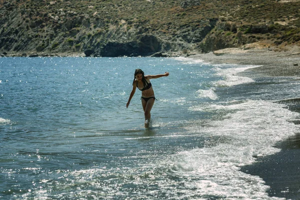 Joven Chica Delgada Traje Baño Playa Mediodía Soleado Brillante — Foto de Stock