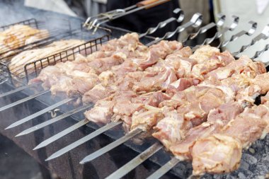 Çiğ et parçalarını kömür içinde kavrulmuş