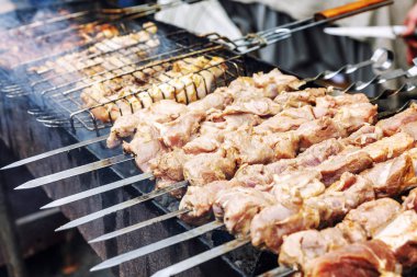 Çiğ et parçalarını kömür içinde kavrulmuş