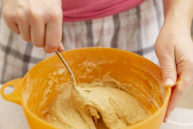 Mutfakta, plastik bir kapta hamur yoğurma yakın çekim