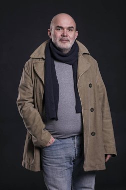 Yaşlı kel gri saçlı modern adam giyimleri, siyah arka planda