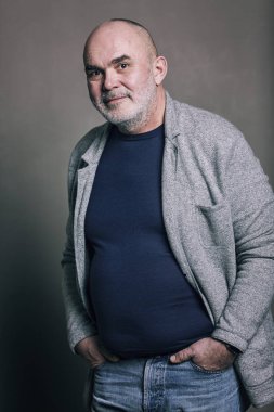 Yaşlı kel gri saçlı gülümseyen modern adam Modern giyimleri