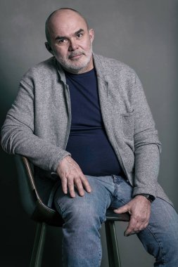 Yaşlı kel gri saçlı gülümseyen modern adam Modern giyimleri