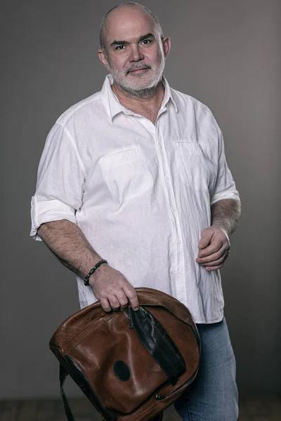 Velho Careca Cabelos Grisalhos Sorrindo Homem Com Uma Mochila — Fotografia de Stock