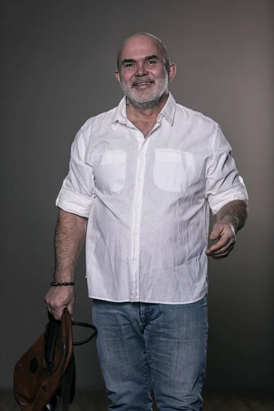 Velho Careca Cabelos Grisalhos Sorrindo Homem Com Uma Mochila — Fotografia de Stock