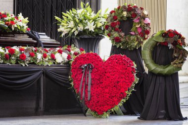 Cenaze, çiçek düzenlemeleri tabut ile güzel bir şekilde dekore edilmiş, yakın çekim
