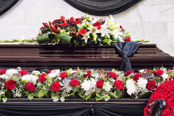 Begravning Vackert Dekorerad Med Blomma Arrangemang Coffin Närbild — Stockfoto