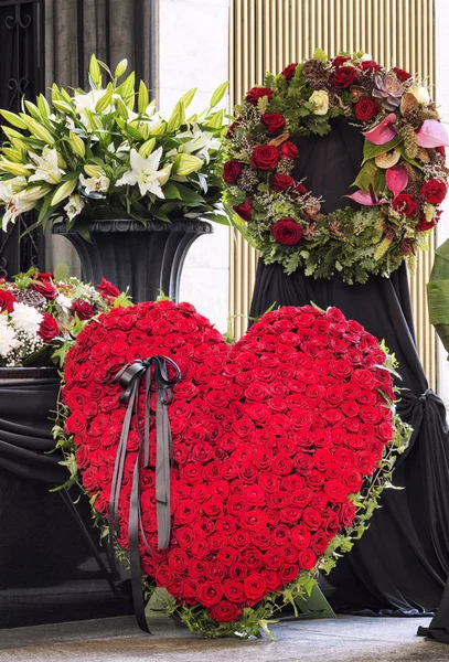 Funeral Lindamente Decorado Com Arranjos Flores Caixão Close — Fotografia de Stock