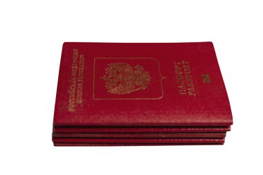 Bir yığın Rus pasaportu beyaz arka plan üzerinde izole