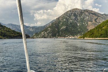Güzel deniz manzarası, dağlar, yat görünümünden