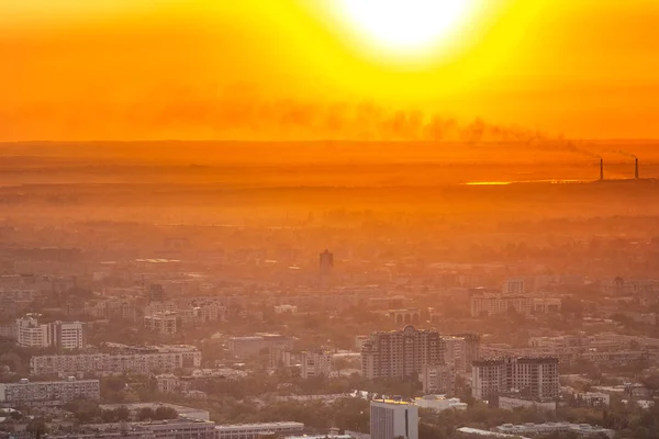 Яркий Закат Над Большим Городом — стоковое фото