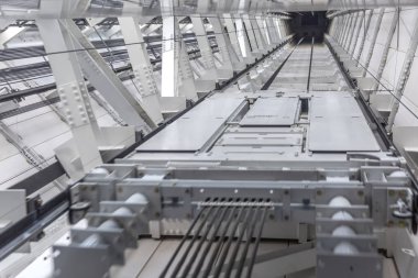 Gökdelen asansör boşluğuna, alttan görünüm