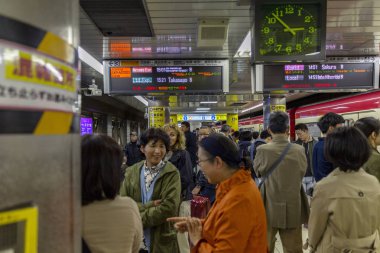 Japonya, Tokyo, 04/12/2017. İnsanların Metro kalabalık