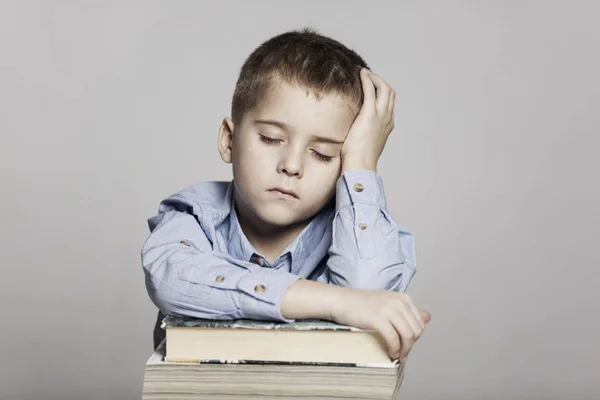 Schooljongen Viel Slaap Tabel Met Boeken Toning Grijze Achtergrond — Stockfoto