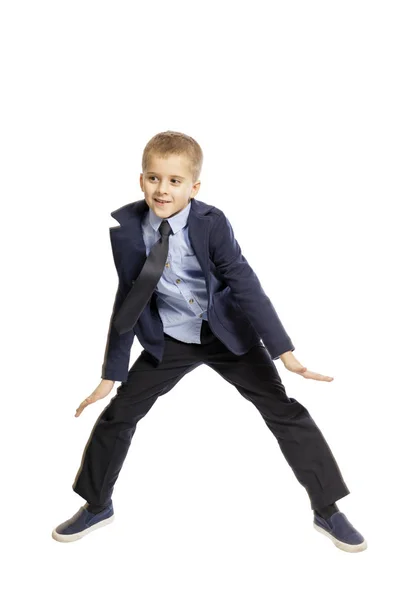 Menino Uniforme Escolar Pulando Isolado Fundo Branco Vertical — Fotografia de Stock