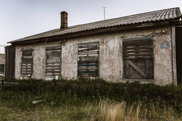 Antigua Casa Abandonada Madera Con Ventanas Tapiadas Primer Plano — Foto de Stock