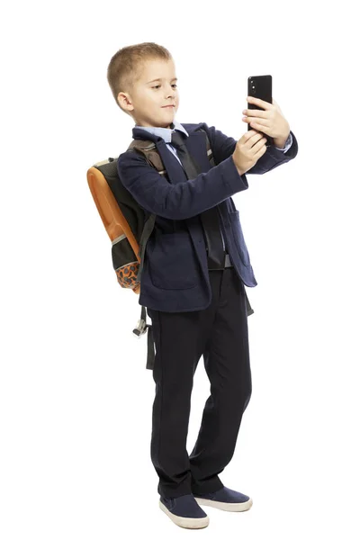 Schooljongen Maakt Selfie Telefoon Geïsoleerd Witte Achtergrond — Stockfoto