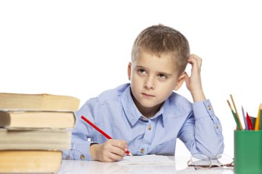 Beyaz arka plan üzerinde izole ödev çocuk gülüyor