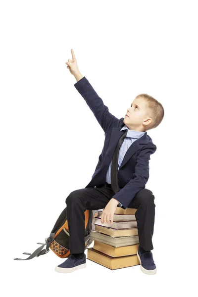 Schooljongen Zit Boeken Duim Opdagen Geïsoleerd Witte Achtergrond — Stockfoto