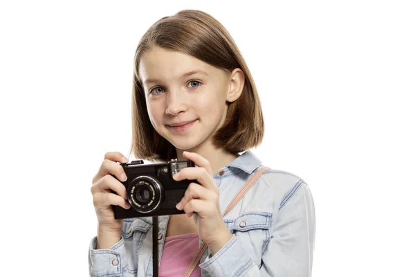 Glimlachend Schattige Tiener Meisje Met Een Camera Close Geïsoleerde Witte — Stockfoto