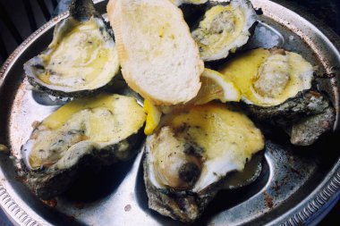 İstiridye, peynir, gümüş bir tepside pişmiş