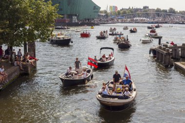 Amsterdam, Hollanda - 22 Ağustos 2015: Çok gemi yelken Amsterdam de Amsterdam, şehrin beş yılda dolaşan en büyük ücretsiz genel olay vardır