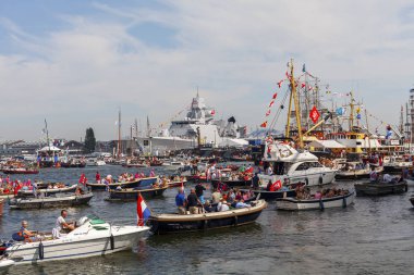 Hollanda - 22 Ağustos 2015: Çok gemi yelken Amsterdam de Amsterdam, şehrin her beş yılda bir, Hollanda dolaşan en büyük ücretsiz genel olay vardır.