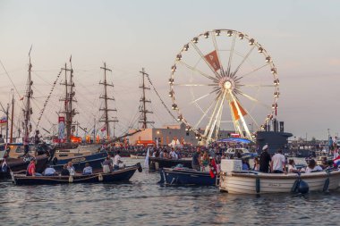 Hollanda - 22 Ağustos 2015: Çok gemi yelken Amsterdam de Amsterdam, şehrin her beş yılda bir, Hollanda dolaşan en büyük ücretsiz genel olay vardır.